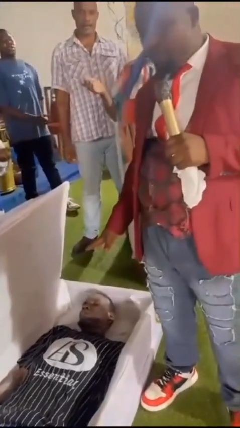Church members in awe as Nigerian pastor “resurrects de@d member” (video)